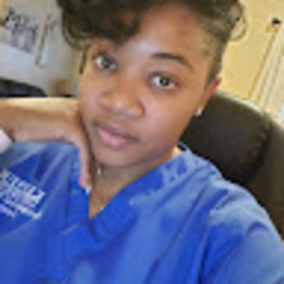 Meet your Posher, Becca - Picture 1 of 1